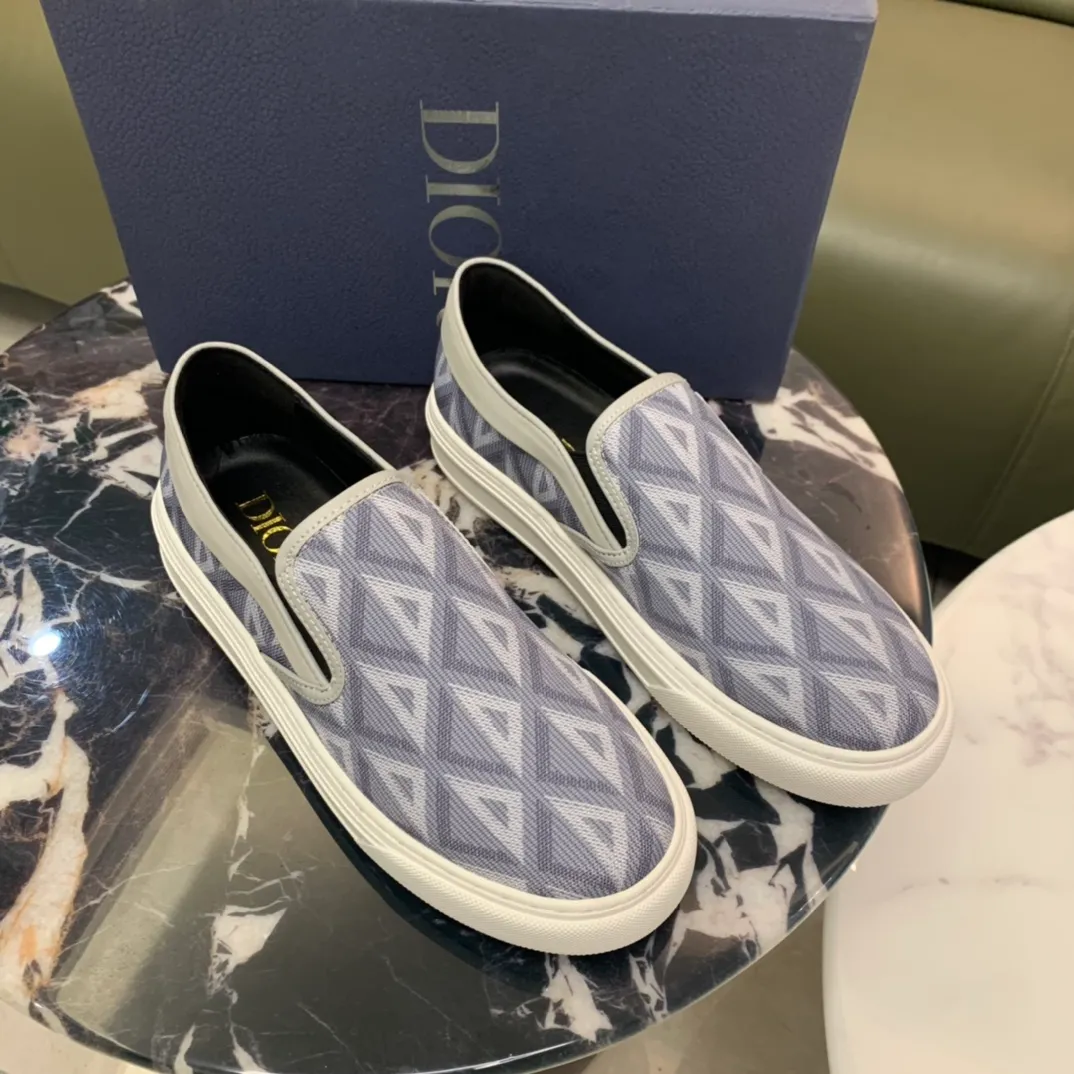 Men's men's shoes 💰360, Dior series casual shoes 👟🔥🕷🕷【Dior】Dior New casual men's shoes are launched in Hong Kong counters. Official website 1:1 production. Original Italian materials. Designed by European and American masters. Perfect shape to create counter quality, solid color rubber wear-resistant outsole and classic dazzling head! Super versatile and very comfortable. High-end without losing taste, fashionable and novel! ! Absolute focus! Code number: 38-45